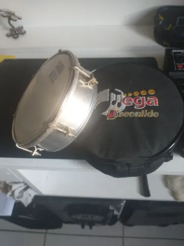 Pandeiro de percussão com tudo vai igual está na foto