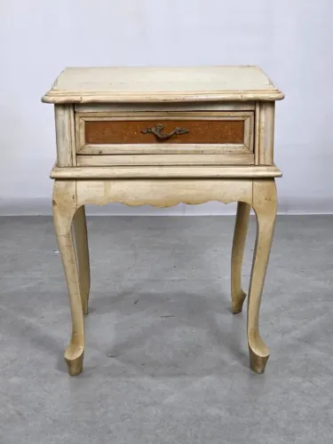Mesa de Cabeceira Provençal Década de 60, laqueada em Branco gelo