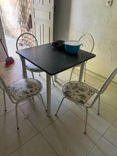 MESA COM 4 CADEIRAS COM PEDRA DE GRANITO