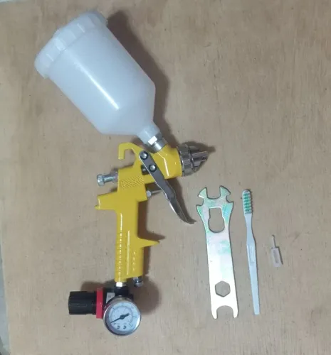 PISTOLA DE PINTURA GRAVIDADE CANECA PLÁSTICA 600ML E REGULADOR DE AR E PRESSÃO