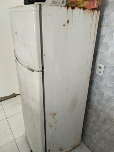 Geladeira e duas bases de cama