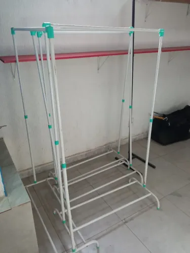 Araras, provador de roupa e espelho
