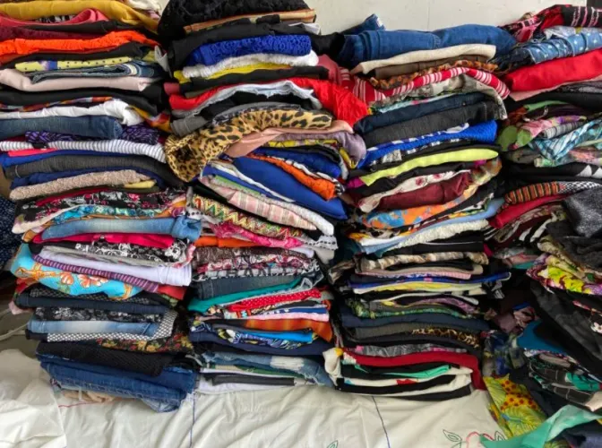 Lotes de roupas  de variadas tamanhos masculino feminino infantil com pequenos reparos 
