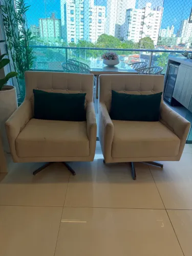Duas poltronas giratórias e reclináveis