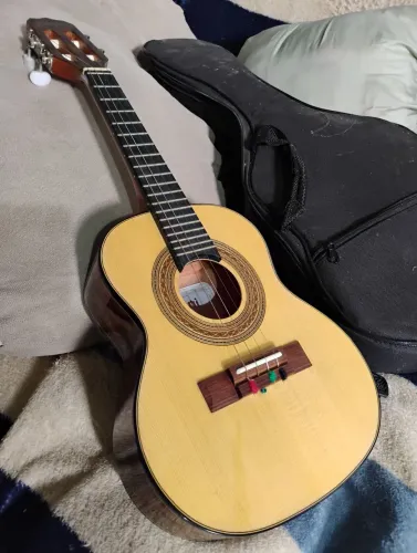 Cavaquinho estudio elétrico