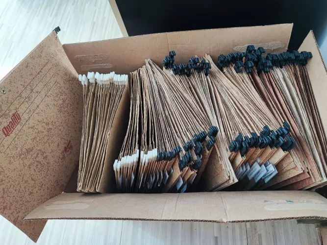 Caixa c/ mais de 130 Pastas Suspensas para Documentos