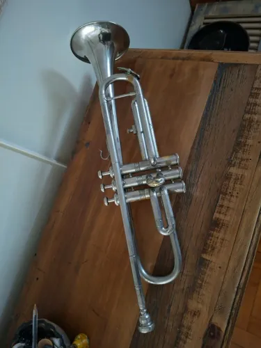 Trompete Amati Antigo item decorativo