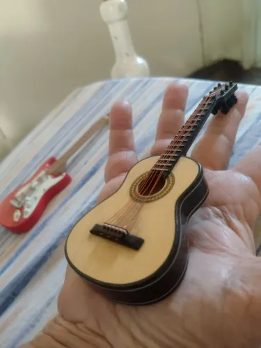 Título: Miniaturas de Instrumentos Musicais - Violão e Guitarra Decorativos