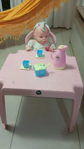 Mesinha infantil com cadeirinha.