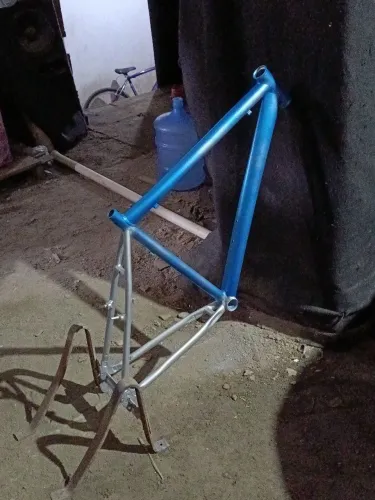 QUADRO DE BIKE ARO 26 MTB DE ALUMÍNIO, SO ESTA COM UM DETALHE NO QUADRO MAS DA PARA USAR