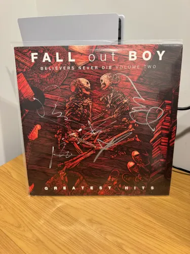 Fall Out Boy - Believers Never Die autografado vol 2