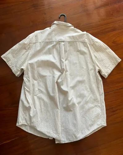 Camisa manga curta bege com listras brancas, de algodão