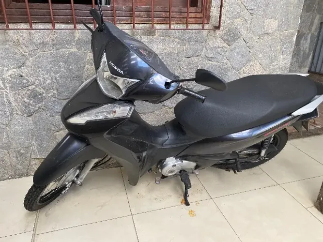 Vendo Honda biz 2019 110! Moto toda em dia e revisada. Valor 12.700 contato *