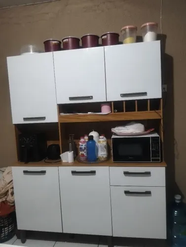 estou vendendo esse lindo armario novo com a pena um mes de uso