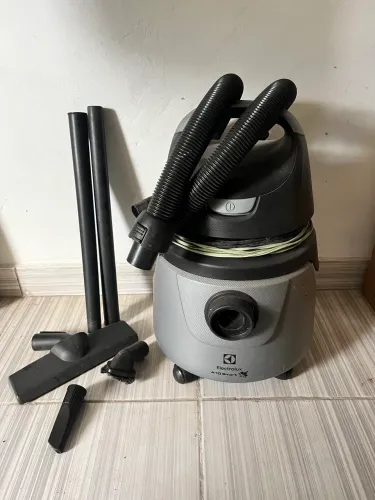 Aspirador de pó e água