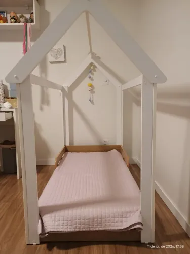 Cama montesoriana infantil