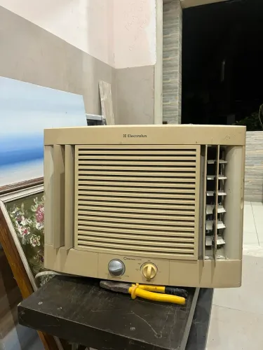 Ar-condicionado de janela da Electrolux (modelo Maximus 7500 BTUs)
