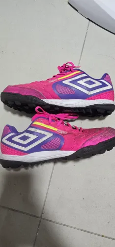 CHUTEIRA UMBRO PRO 5 USADA 2 VEZES