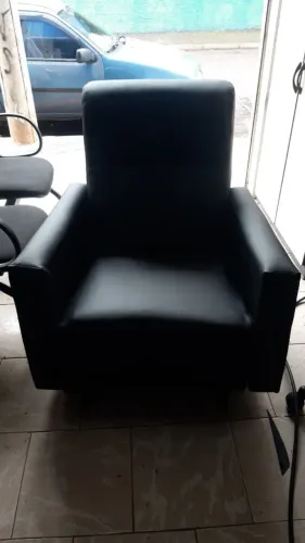 Poltrona de balanço em perfeito estado, reformada no curvin preto