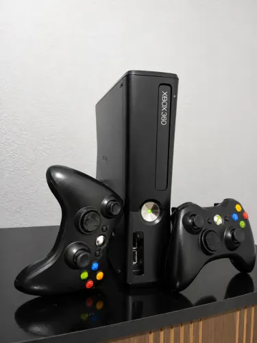 XBOX 360 com 15 jogos + 2 controles