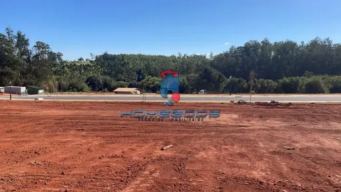 Terreno de esquina à venda: 2.640 m², frente para mata, topografia com leve declive