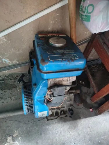 Vendo motor rabeta 10hp Yamaha e canoa 6 metros de alumínio faltando reparos.