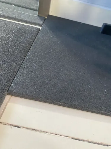 PISO DE BORRACHA PLACAS DE 50x50 ( anti-impacto)