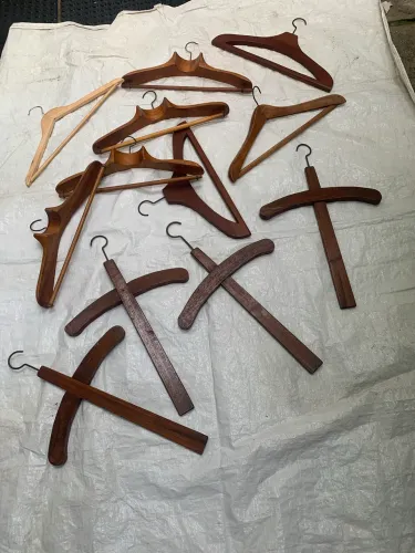 Cabides antigos em madeira de lei