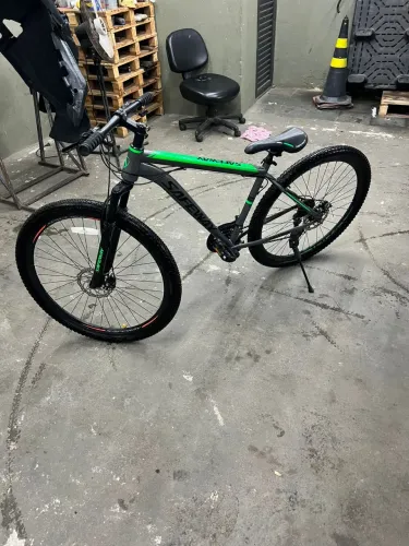 bicicleta mountain bike Aro 29 da marca Safeway,