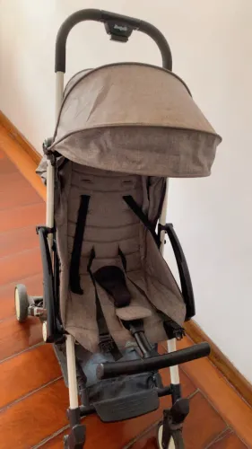 Vendo Carrinho de bebê.