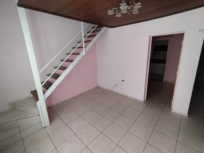 Sobrado para aluguel tem 60 metros quadrados com 2 quartos