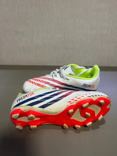 Chuteira Adidas Predaror com travas. Tamanho 33