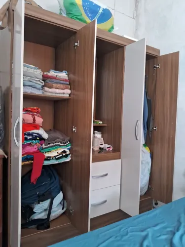 Vendo este lindo guarda-roupa, por motivo de viagem!