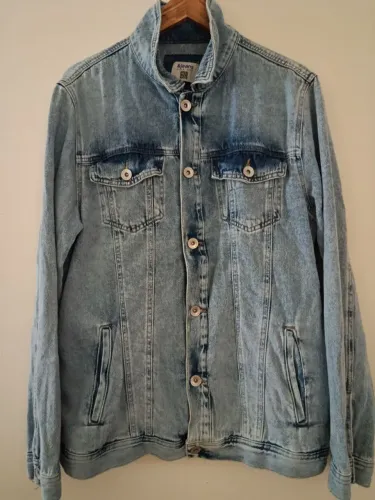 Jaqueta jeans claro com botões em metal; Sem stresh. Tamanho M . 4 bolsos. C&A