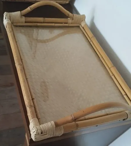 Bandeja Virgínia retangular em Bambu e Palhinha Buriti, com vidro. Cor: Bambu Natural