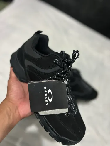 Bota Oakley