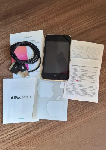 Ipod touch 32 Gb, modelo A1318, 3ª geração, com flat da tela rompido
