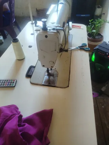 Vendendo máquina de costura industrial reta