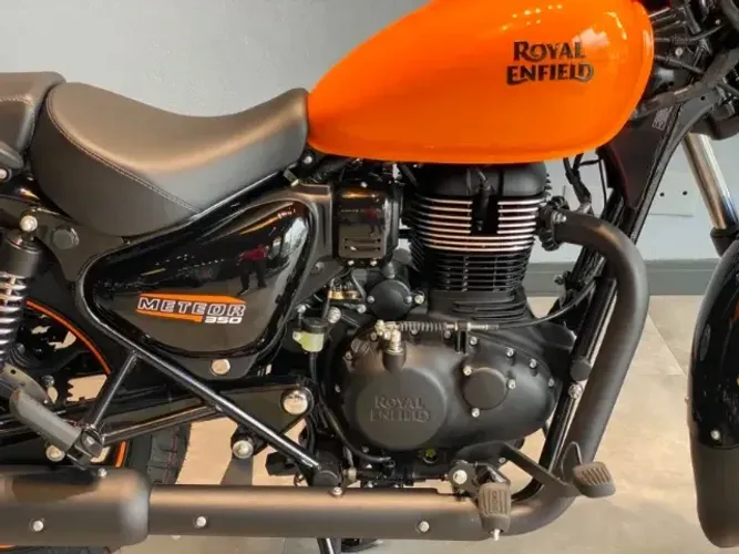 Meteor 350cc Orange - Duvallyer Rodrigues - 21 9 9271 71 82 - Royal Enfield