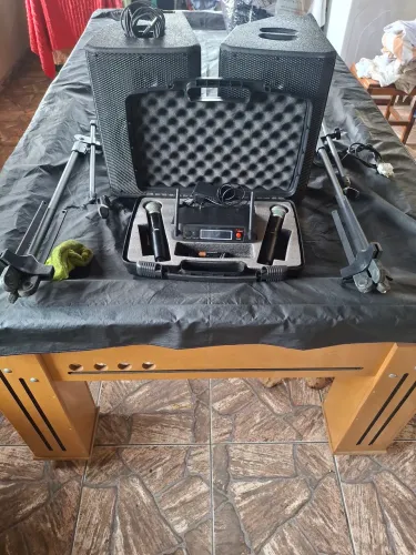 Caixas de som e microfones semi novos...usados pouquíssimas vezez.