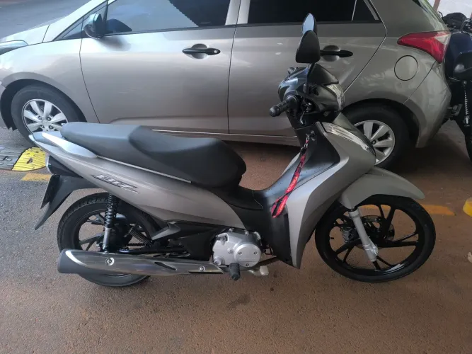 Honda biz preta com cinza fosco