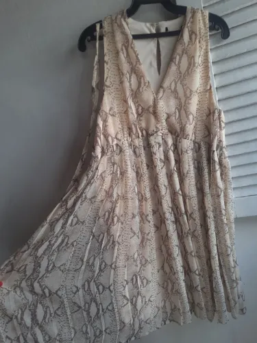 Vestido arrumado de saia fluida com estampa discreta