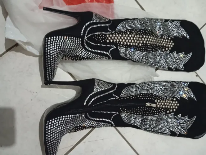 Vendo bota com pedrarias