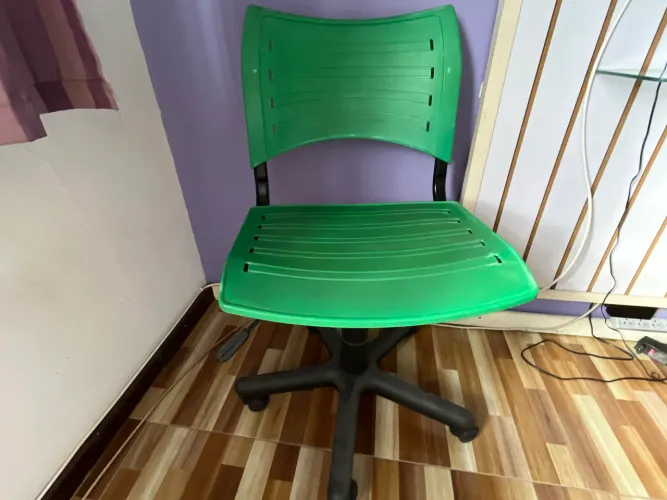 Cadeira verde com rodinhas