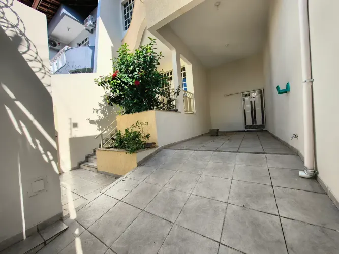 Casa 02 pavimentos para Alugar no Grã duquesa