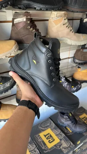 Botas masculina marrom e preta 