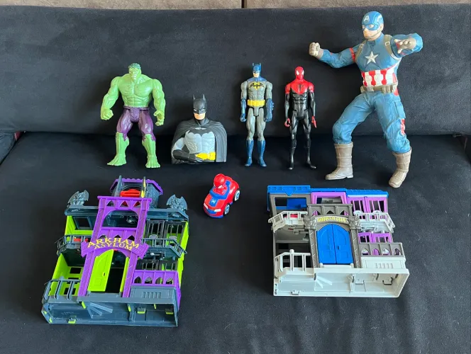 Bonecos Marvel, DC e Cavernas Batman