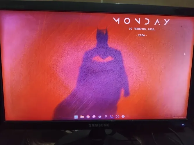 3 monitores. Olhar descrição