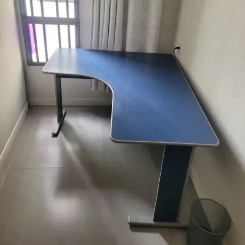 Mesa em L de escritório 160x120 cm, estrutura metálica