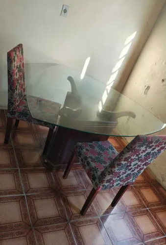 Mesa de jantar com 04 cadeiras